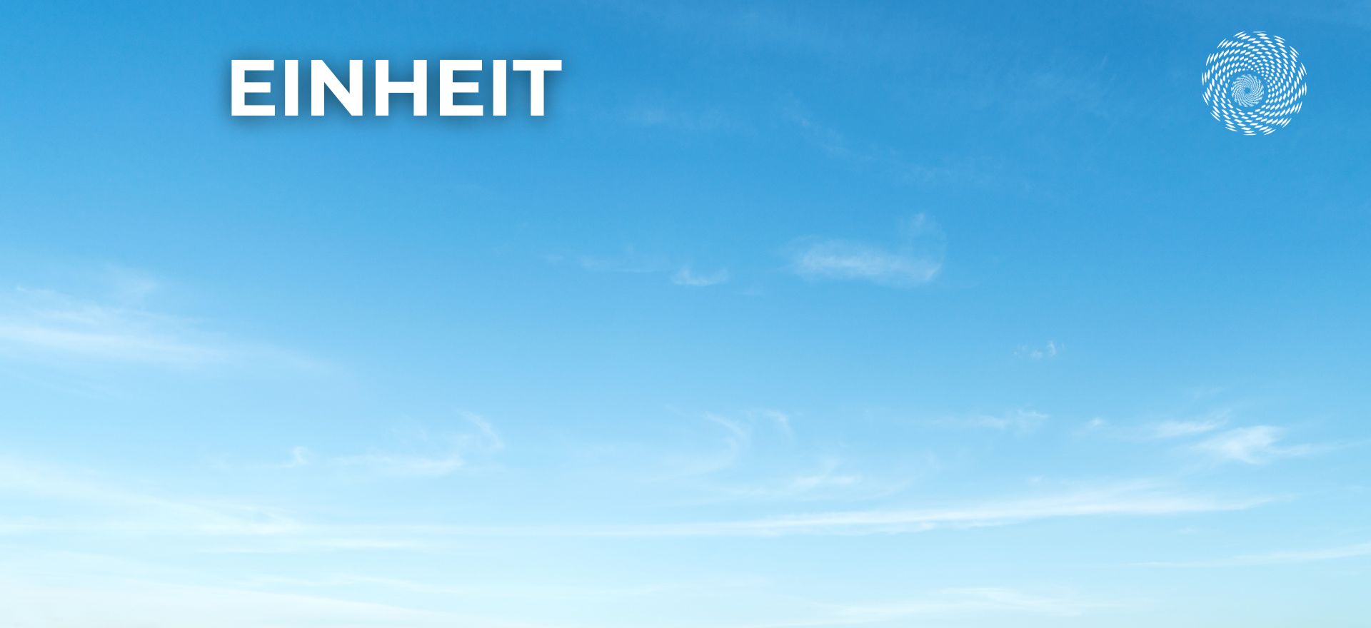 Blauer Himmel, sanfte Wolken, Sinnbild für Sein