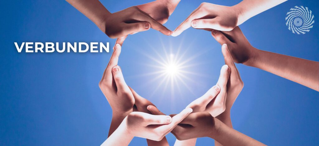 Symbol für Verbundenheit Hände formen ein Herz vor dem blauen Himmel und umfangen dabei die Sonne