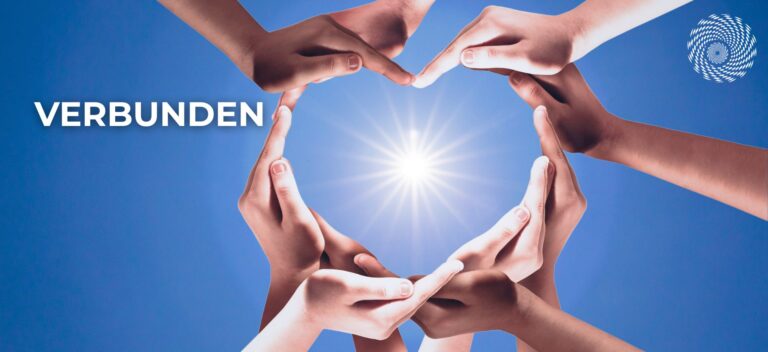 Symbol für Verbundenheit Hände formen ein Herz vor dem blauen Himmel und umfangen dabei die Sonne