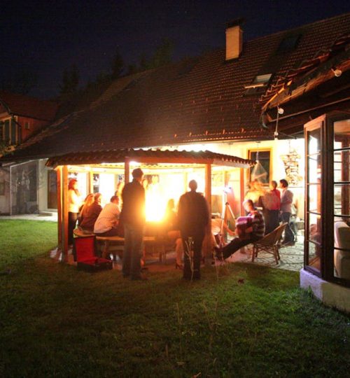 INSTITUTE 26 feuerstelle_innenhof2