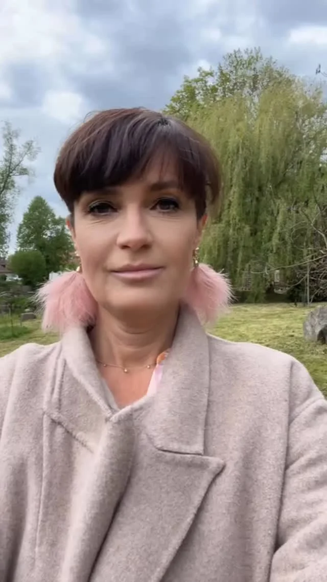 Einen schönen Guten Morgen aus dem El Molino! ❤️

In dieser Zeit des Übergangs spüren viele von uns: Es ruft etwas Neues.
Doch was genau? Wohin führt es dich? Was ist wirklich stimmig – nicht nur im Außen, sondern tief in dir?

An diesem besonderen Wochenende öffnen wir einen Raum, um gemeinsam tiefer zu lauschen:

🌱 Intention
Was ist deine innere Ausrichtung in dieser neuen Zeit?
Nicht aus dem Verstand, sondern aus deiner Wahrheit.
Wir nehmen uns bewusst Zeit, um zu spüren, was dir wirklich wichtig ist.

🤝 Verbindung
Mit dir selbst. Mit anderen. Mit dem größeren Feld, das uns alle trägt.
Du bist nicht allein auf diesem Weg – wir kommen zusammen, um echte Begegnung zu erleben.

🔥 Wandel
Persönlich. Energetisch. Vielleicht sogar seelisch.
Veränderung geschieht nicht immer laut – oft beginnt sie in einem stillen Moment der Klarheit.

🌟 Und du mittendrin.
Nicht als Zuschauer:in, sondern als aktiver Teil dieser Zeitqualität.
Dein Beitrag beginnt dort, wo du ehrlich wirst – mit dir selbst.

Dieses Wochenende ist ein Retreat und es ist ein lebendiger Raum – für dich, für uns, für das Neue.

Spürst du den Ruf?
Dann sei dabei.

🗓️ Du kannst auch tageweise teilnehmen – vom 23. bis 25. Mai 2025.
📍 Mehr Informationen findest du auf unserer Website.

Wir freuen uns auf Dich! ❤️🤗♥️

#gettogether❤️ #bioticinstitute #intension #wandel #verbindung #marieluisekolitscher💎 #ashakolitscher