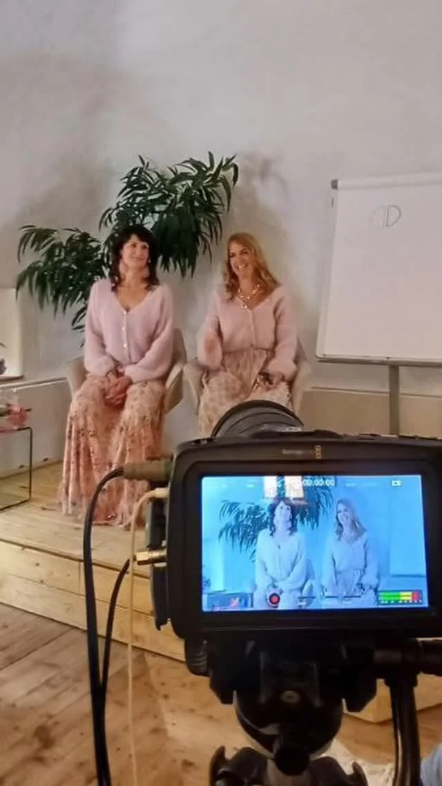 "Raum halten in Beziehungen" - Der Workshop im Rahmen des Get together Retreat hat uns alle sehr berührt. Die Frage war: Wie wäre es, wenn wir einander - auch wenn es mal hitzig wird - einmal so richtig zuhören, ohne zu reagieren? ❤️ Was das mit uns macht, war während der Übung sehr deutlich spürbar: ES TUT GUT und öffnet uns füreinander. 🥰
#Zuhören #präsenz #raumhalten #Transformation2025 #kolitscherbybiotic #ashakolitscher #marieluisekolitscher💎 #bioticinstitute🇦🇹🎈 #inthespiritofyod