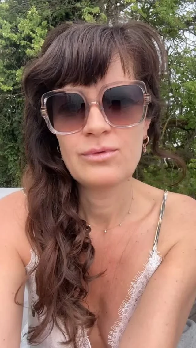 Hallo ihr Lieben 💛

Wir sind gestern am Wörthersee angekommen.
Ich sitze jetzt hier am Steg, genieße die Stille – und wie so oft, kommt mitten in dieser Ruhe ein Impuls zu mir.

Ich habe ihn in einem kurzen Video für euch aufgenommen.
Schau ihn dir gerne an – und wenn du das Gefühl hast, jemand hängt oft in der Vergangenheit fest, dann teile es weiter.

✨ Vielleicht kennst du es selbst: Du ertappst dich immer wieder dabei, wie dein Fokus zurückwandert – zu alten Geschichten, zu dem, was fehlt, was nicht klappt, was dich zweifeln lässt.

Doch genau hier liegt der Schlüssel: Deine Aufmerksamkeit ist wie Wasser.
Wohin du sie lenkst, das wächst.

Sieh den Samen in deinem Leben. Spür ihn. Gieß ihn …
… mit Gedanken, die dich stärken.
Stell dir vor, es ist schon da. Fühl es. Sei dankbar – jetzt schon.

Du bist Schöpfer deines Lebens.
Du entscheidest, was du nährst. 🌱

Von Herzen,
Marie-Luise
#kolitscherbybiotic #dankbarkeit #freude #liebe #sein #aufmerksamkeitszauber #marieluisekolitscher💎 #ashakolitscher #vergangenheit #liebe #biotiversity #werdedeineigenertherapeut