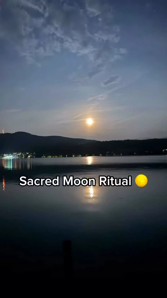 Erdbeermond-Magie 🌕
Ein heiliger Moment.
Wir haben Altes losgelassen, Heilung empfangen –
und unser Herz für das Neue geöffnet.

✨ Überfließende Dankbarkeit. Tiefe Liebe. Verbunden mit Yod und dann auch mit unseren Ahnen.

Dieses Ritual bleibt in unserer Seele.

#Erdbeermond
#Vollmondritual
#MoonMagic
#SpirituelleReise
#Heilung
#Transformation
#Loslassen
#Dankbarkeit
#Neubeginn
#Mondritual
#Herzöffnung
#DivineFeminine
#SacredRitual
#MagischerMoment
#MoonEnergy
#FullMoonVibes
#Seelenreise
#Mystik
#Schwesternritual
#AshaMarieLuiseKolitscher
